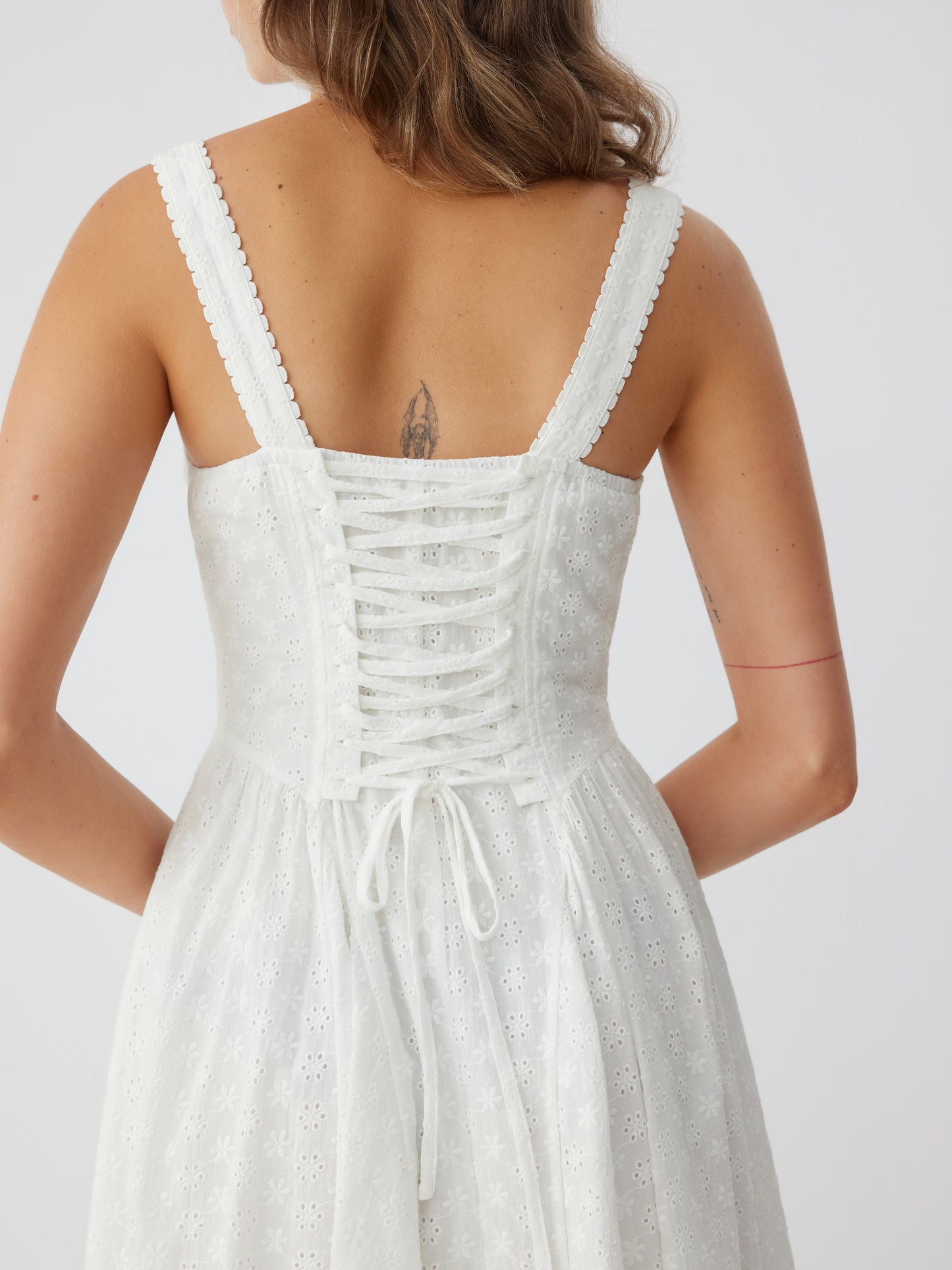 Cider Vestido Maxi Acampanado con Escote en U y Cordones
