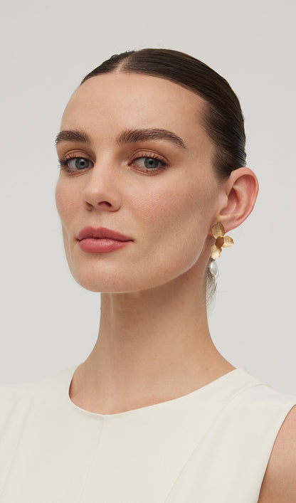 https://cdn.shopify.com/s/files/1/0938/3513/3255/files/GoldFlowerEarrings.jpg?v=1770772231