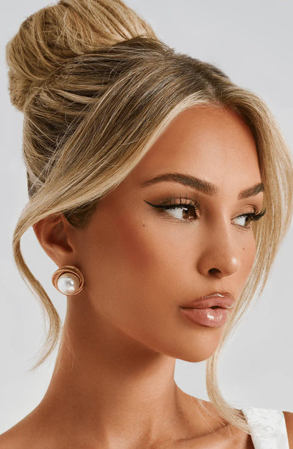 https://cdn.shopify.com/s/files/1/1047/7469/7292/files/davina-earrings-gold-accessories-one-size-babyboo-fashion-32637633429567_1000x_ba073e00-a326-4079-8cc7-bbf82abc351e.webp?v=1775294241
