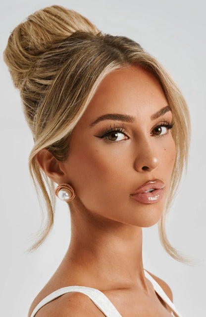 https://cdn.shopify.com/s/files/1/1047/7469/7292/files/davina-earrings-gold-accessories-one-size-babyboo-fashion-32637633462335_1000x_eeb14de4-60b5-4e2e-b1c8-19c6d49a6ea6.webp?v=1775294241